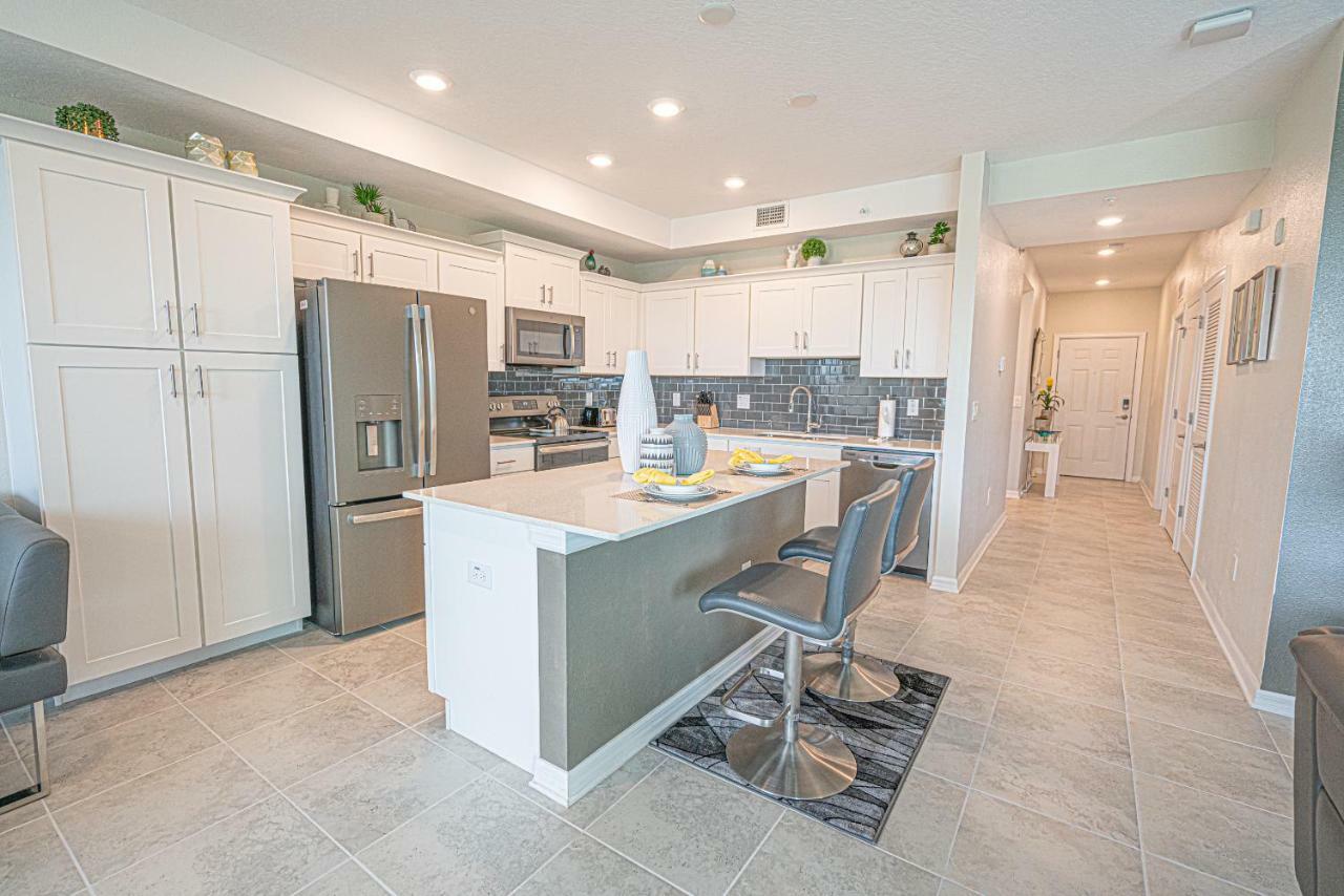Apartment Only 5 Miles From Disney! Free Water Park! 2 Bed, 2 Bath Condo, Sleeps 8 Kissimmee