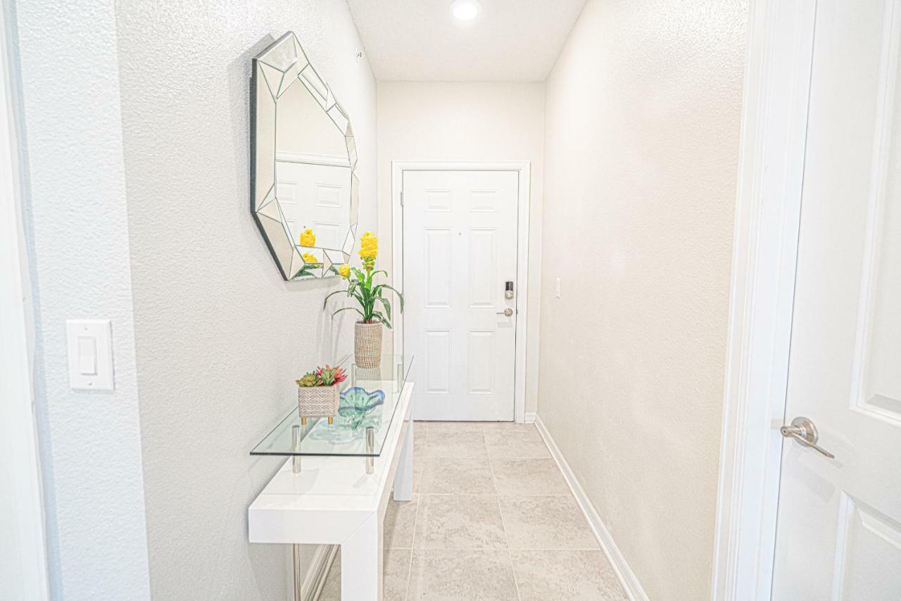 Apartment Only 5 Miles From Disney! Free Water Park! 2 Bed, 2 Bath Condo, Sleeps 8