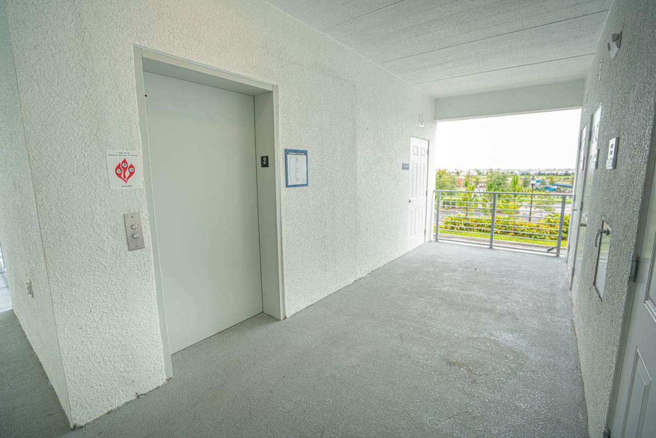 Only 5 Miles From Disney! Free Water Park! 2 Bed, 2 Bath Condo, Sleeps 8 *